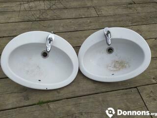 Lot de deux vasques de lavabo avec robinets
