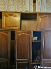 Grande armoire en bois avec portes coulissantes