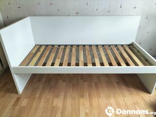 Cadre de lit en 90 avec sommier Ikea