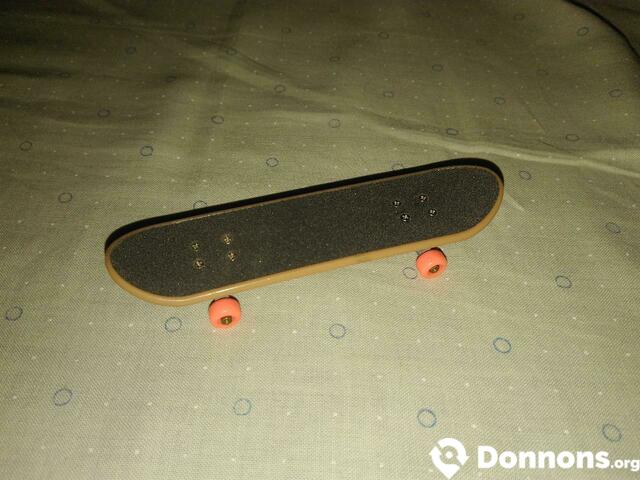 Fingerboard / Skateboard