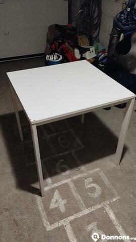 Table carrée blanche