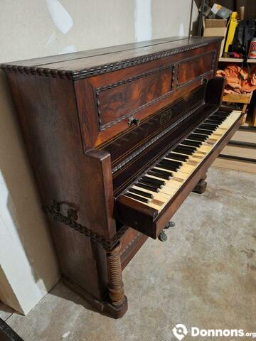 Piano droit en bois 1850
