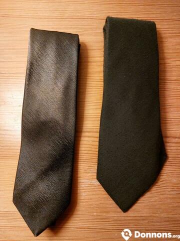 2 cravates noires