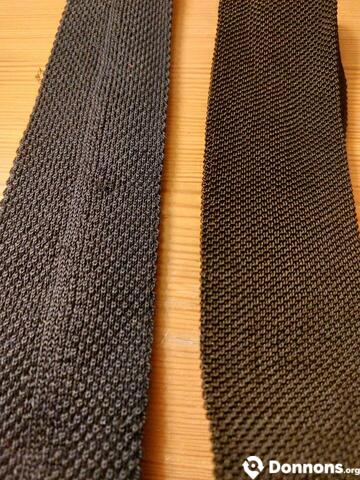 2 cravates droites bleue et noire