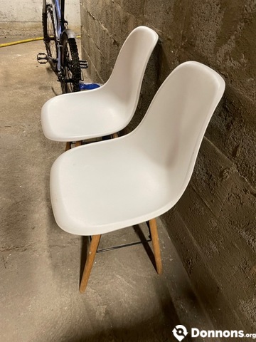 3 chaises dont 1 cassé au milieu (désolé)