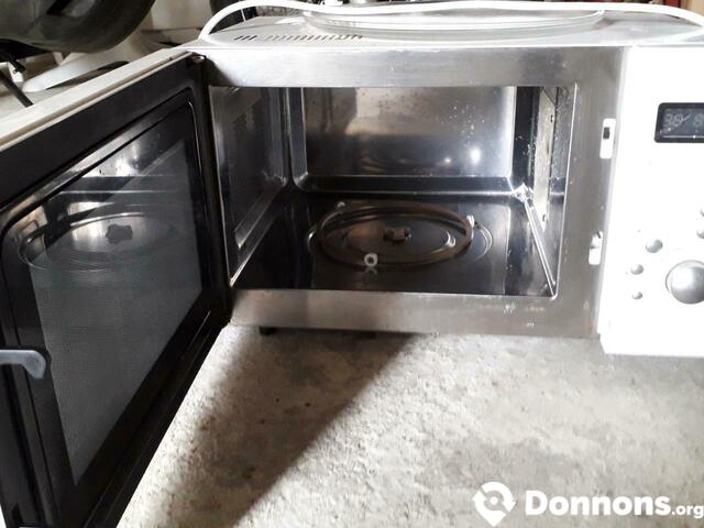 Four micro-onde convection 900W