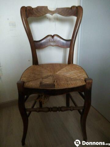 2 chaises anciennes en bois, assise en paille
