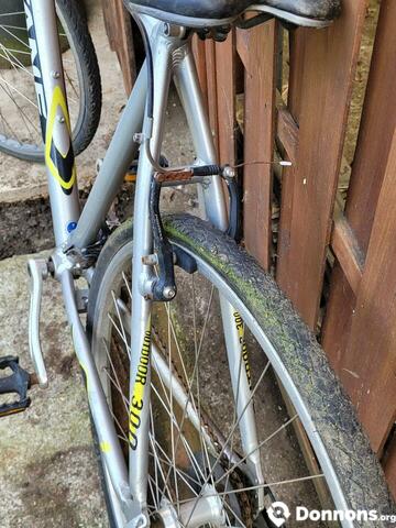 Vieux vélo à réparer