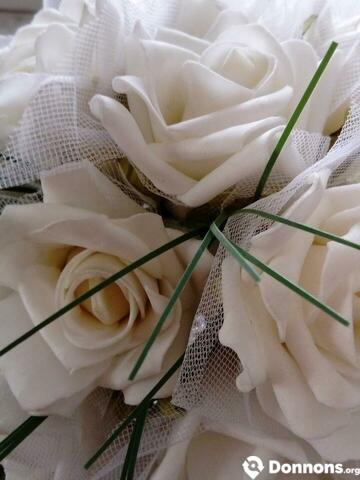 Bouquet roses blanches avec tulle
