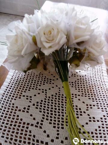Bouquet roses blanches avec tulle