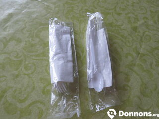 Lot de 2 sachets couverts plastiques + serviette
