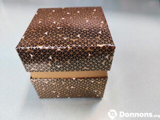 Boîte en carton cubique