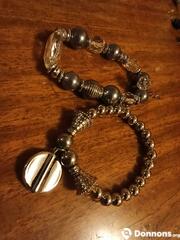 Lot 2 bracelets élastiques perles plast. argentées