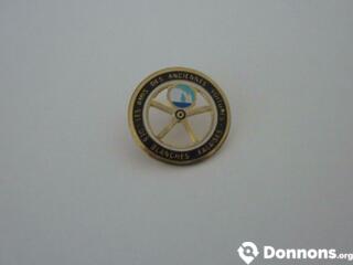 Pin's "amis anciennes voitures blanches falaises"