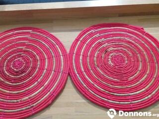 Deux sets de table tressés couleur paille et rouge