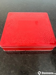 Boîte en fer rouge