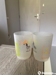 2 verres en plastiques