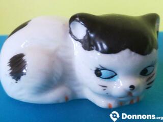 Petite figurine chat en porcelaine