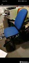 Chaise de bureau bleue