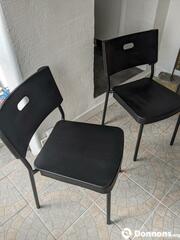 2 chaises plastiques noires