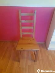 Quatre chaises en bois