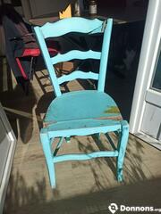 Chaise bleue en bois à réparer