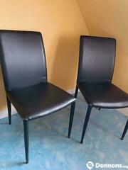 4 chaises noires en simili