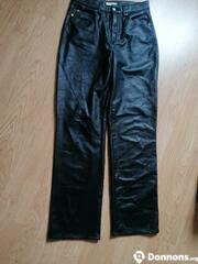 Photo Pantalon noir simili cuir