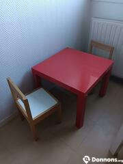 Petite table avec 2 chaises