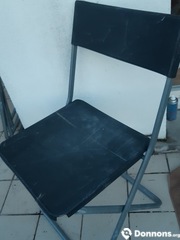 3 chaises noires en plastique