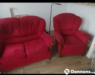 Canapé rouge bordeaux et un fauteuil très bonne as