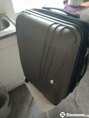 Une valise moyenne marron