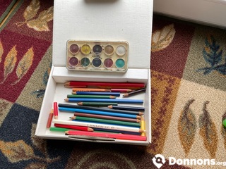 Crayons de couleur et peintures