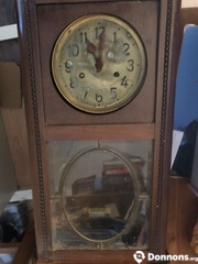 Ancienne horloge à balancier pour pièces