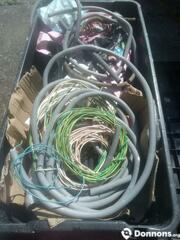 Plusieurs mètres de câbles plastiques