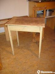 Petite table en bois