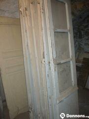 Série de portes en bois diverses, fenêtres