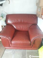 Deux (2) fauteuils cuir rouge
