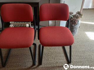 Deux chaises identiques