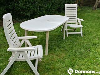 Table de jardin + 2 chaises