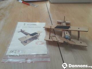 Avion en bois solaire - jouet du Jura