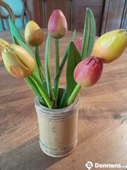 Bouquet de 7 tulipes et son vase. En bois