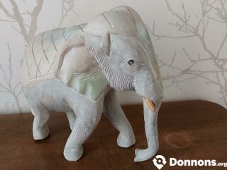 Éléphant en bois peint