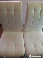Photo 2 chaises blanches