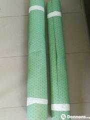 Rouleaux de tapis vert