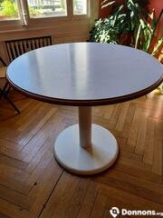 Table ronde blanche avec pied central
