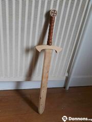 Epée en bois, un peu abîmée