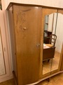 Grande armoire en bois avec miroir