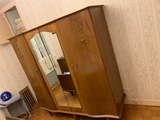 Grande armoire en bois avec miroir